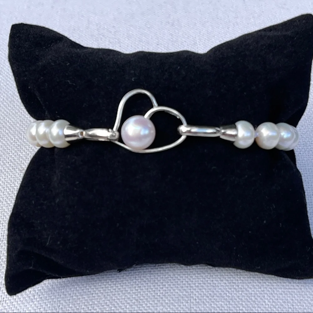 White Cultured Freshwater Pearl Bracelet W/ 925S Heart Shaped Pendant Clasp 7.5